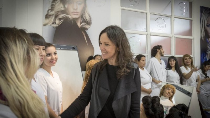 El polémico programa de Desarrollo Social para que las chicas aprendan "peluquería y maquillaje"