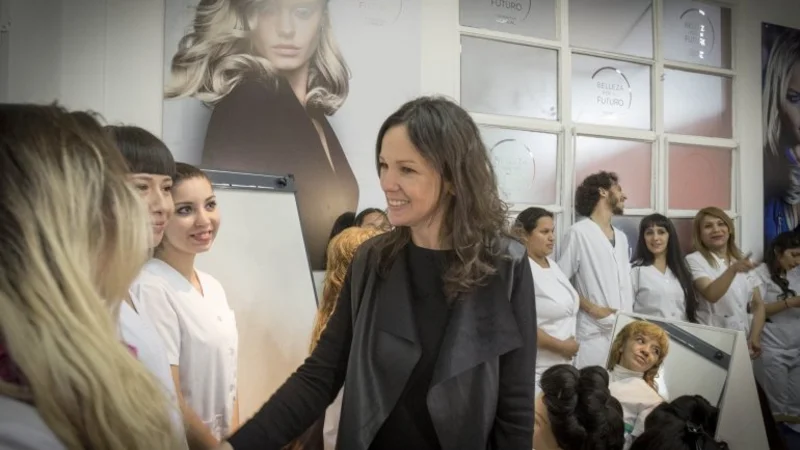 El polémico programa de Desarrollo Social para que las chicas aprendan "peluquería y maquillaje"