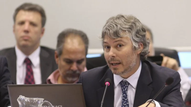 Para favorecer el blanqueo, la UIF relaja aún más los controles