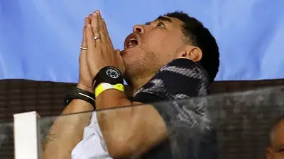 Maradona: "Lo único que le pido a Dios es que Macri llegue como presidente a cortar el pan dulce" Maradona: "Lo único que le pido a Dios es que Macri llegue como presidente a cortar el pan dulce"