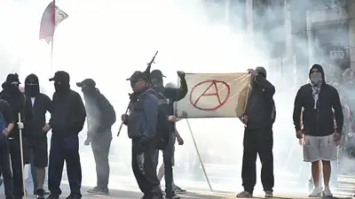 Personas con capuchas intentan infiltrarse en la marcha por Maldonado Personas con capuchas intentan infiltrarse en la marcha por Maldonado