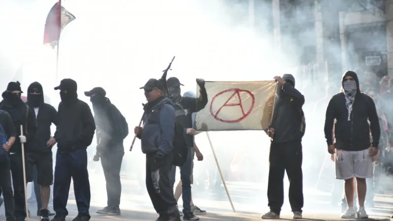 Personas con capuchas intentan infiltrarse en la marcha por Maldonado