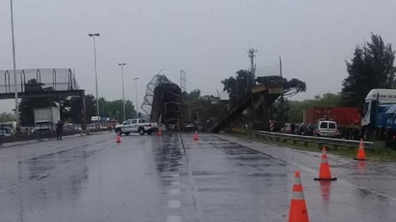 Impresionante: un camión derribó un puente en autopista Ricchieri y provocó un caos vehicular