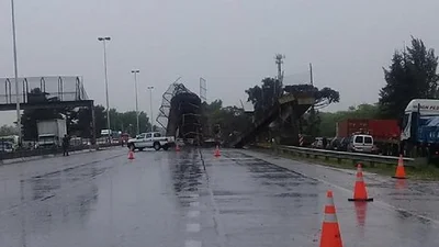 Impresionante: un camión derribó un puente en autopista Ricchieri y provocó un caos vehicular Impresionante: un camión derribó un puente en autopista Ricchieri y provocó un caos vehicular