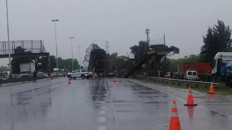Impresionante: un camión derribó un puente en autopista Ricchieri y provocó un caos vehicular