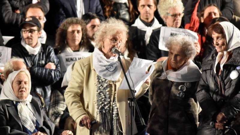Masiva convocatoria de Abuelas y Madres de Plaza de Mayo para defender la democracia