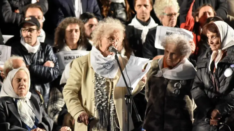 Masiva convocatoria de Abuelas y Madres de Plaza de Mayo para defender la democracia