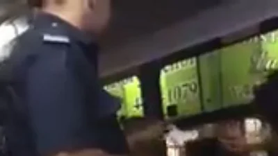 Como en la dictadura, la Policía pide el DNI a los pasajeros de un colectivo Como en la dictadura, la Policía pide el DNI a los pasajeros de un colectivo