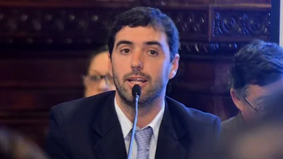 Mientras el Gobierno recorta a los jubilados, la ANSES gasta $350 millones en un call center Mientras el Gobierno recorta a los jubilados, la ANSES gasta $350 millones en un call center