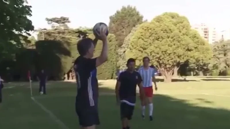 VIDEO: el ridículo lateral que sacó Macri en el partido de fútbol de funcionarios