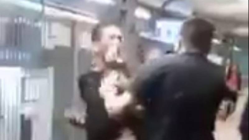 VIDEO | Brutal accionar de la Policía contra un trabajador que tomaba mate en un tren