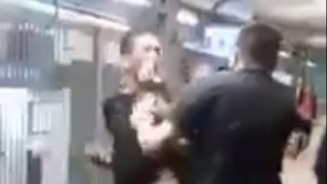 VIDEO | Brutal accionar de la Policía contra un trabajador que tomaba mate en un tren