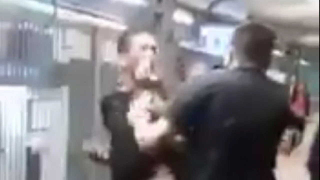 VIDEO | Brutal accionar de la Policía contra un trabajador que tomaba mate en un tren