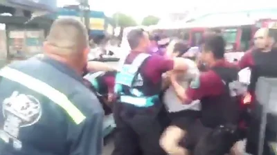 Brutalidad policial: golpes y arrestos en un mega operativo en Constitución Brutalidad policial: golpes y arrestos en un mega operativo en Constitución