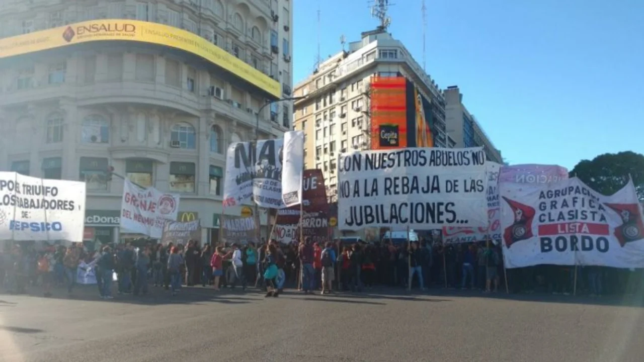 Masiva movilización en contra de la flexibilización laboral y la CGT