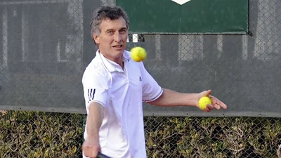 Macri tuvo que visitar al médico luego de jugar un partido de tenis Macri tuvo que visitar al médico luego de jugar un partido de tenis