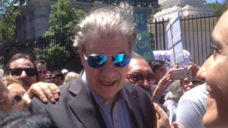 Concentración en Plaza de Mayo para repudiar el despido a Víctor Hugo Morales