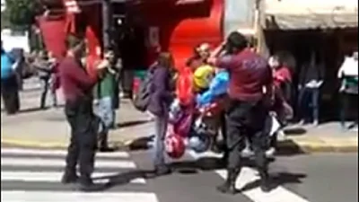 VIDEO: Detuvieron a una mujer por vender globos en Recoleta VIDEO: Detuvieron a una mujer por vender globos en Recoleta