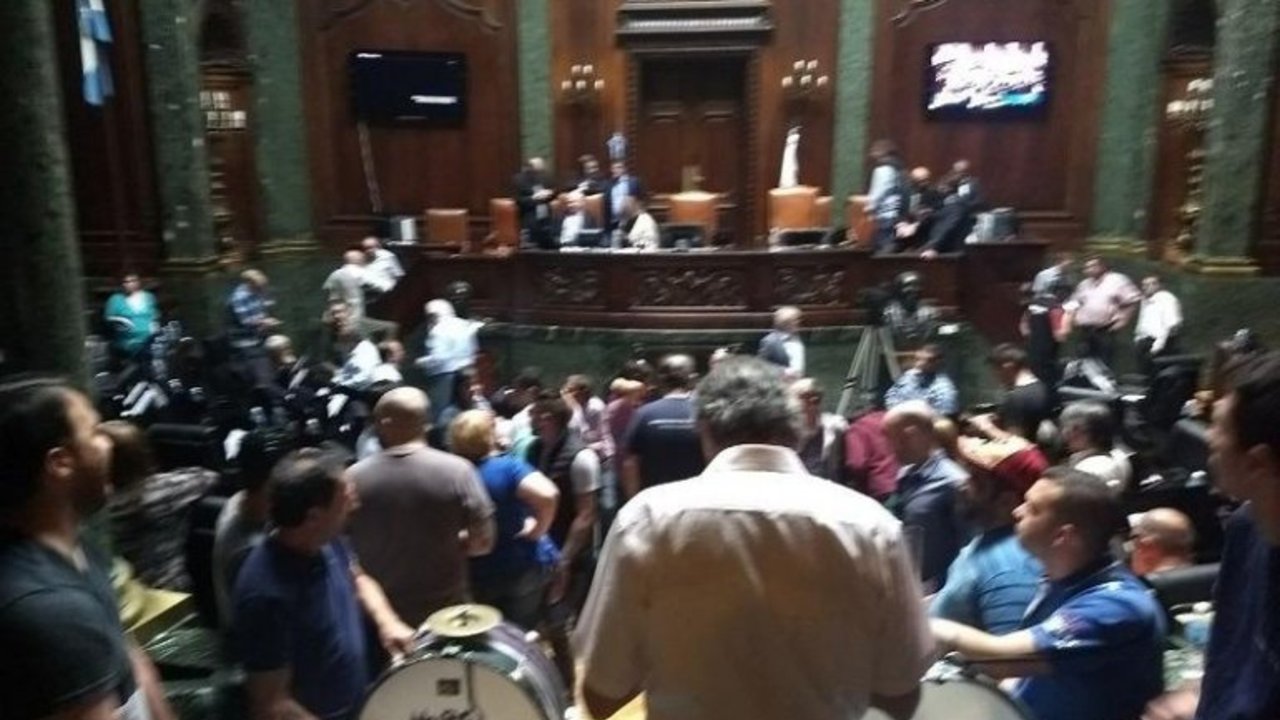 Estatales interrumpieron una sesión en la Legislatura porteña por un reclamo salarial