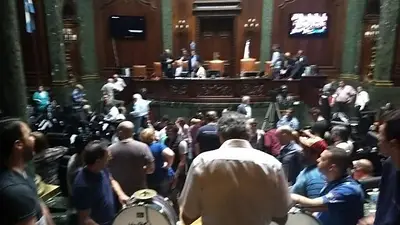 Estatales interrumpieron una sesión en la Legislatura porteña por un reclamo salarial Estatales interrumpieron una sesión en la Legislatura porteña por un reclamo salarial