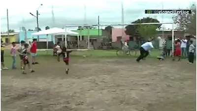 Blooper: Colombi intentó atajar un penal y terminó en el suelo Blooper: Colombi intentó atajar un penal y terminó en el suelo