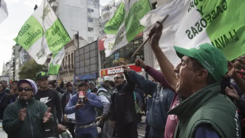 Gremios en pie de lucha: marchan al Congreso contra la reforma laboral