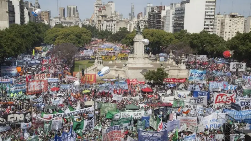 Reforma laboral: Masiva marcha de los trabajadores con críticas al gobierno de Macri