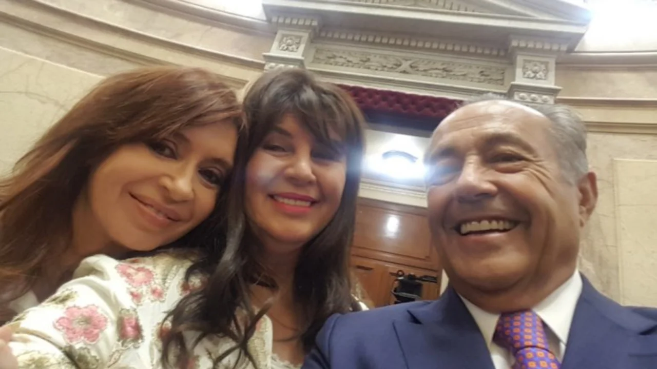 La senadora que se sacó una foto con Cristina Kirchner votó a favor del recorte a jubilados