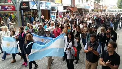 Bariloche: un grupo de personas marchó para apoyar la represión a los mapuches Bariloche: un grupo de personas marchó para apoyar la represión a los mapuches