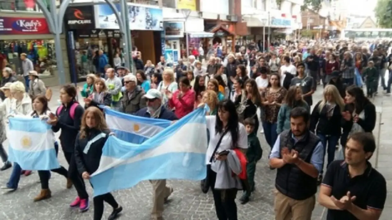 Bariloche: un grupo de personas marchó para apoyar la represión a los mapuches