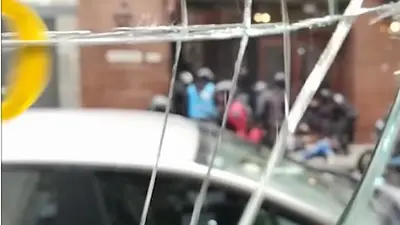 VIDEO: Policías tirando piedras en la marcha contra el Presupuesto 2019 VIDEO: Policías tirando piedras en la marcha contra el Presupuesto 2019