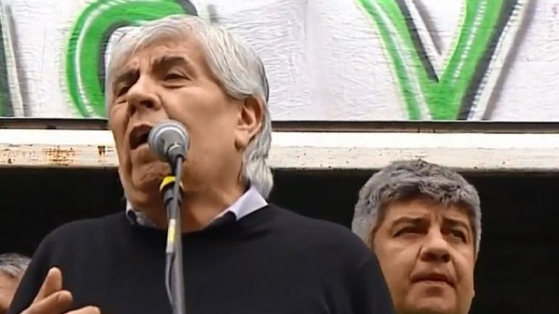 Moyano le marcó la cancha a Macri y acusó a la CGT de ser "cómplice del Gobierno"