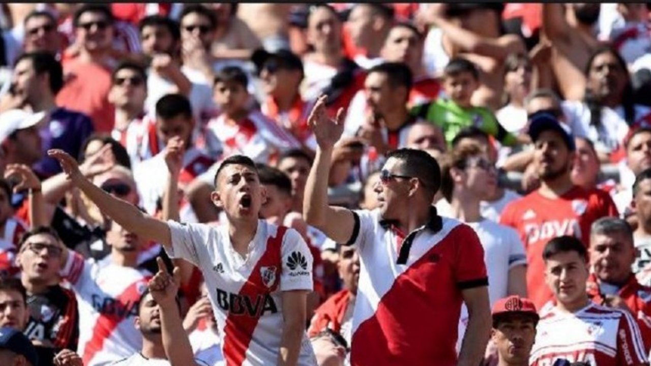 La canción que los hinchas de River le dedicaron a Macri en Quilmes