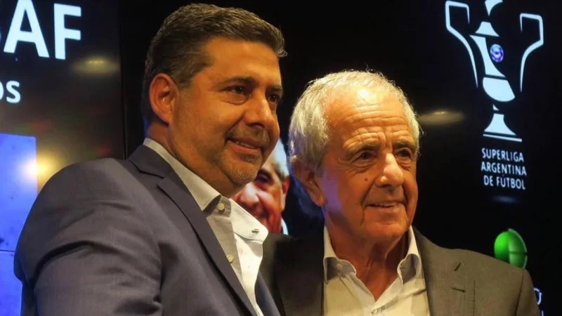 Angelici y D'Onofrio fueron contra Macri y no quieren visitantes en las finales