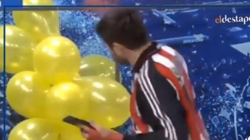 Sacado: un periodista atacó duramente a Macri en vivo pinchando globos amarillos
