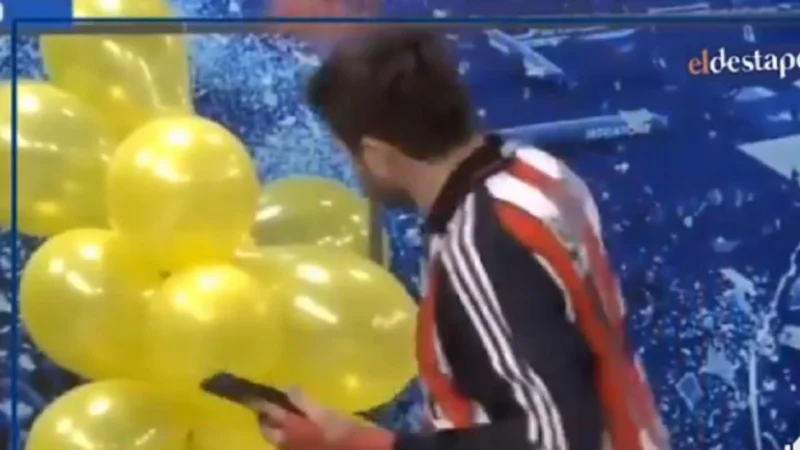 Sacado: un periodista atacó duramente a Macri en vivo pinchando globos amarillos