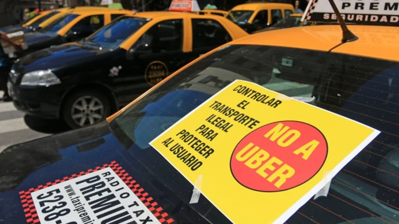La legislatura porteña aprobó una ley que agrava las multas para los choferes de Uber