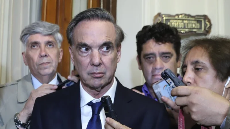 Pichetto reunió a su bloque para intentar evitar más fugas