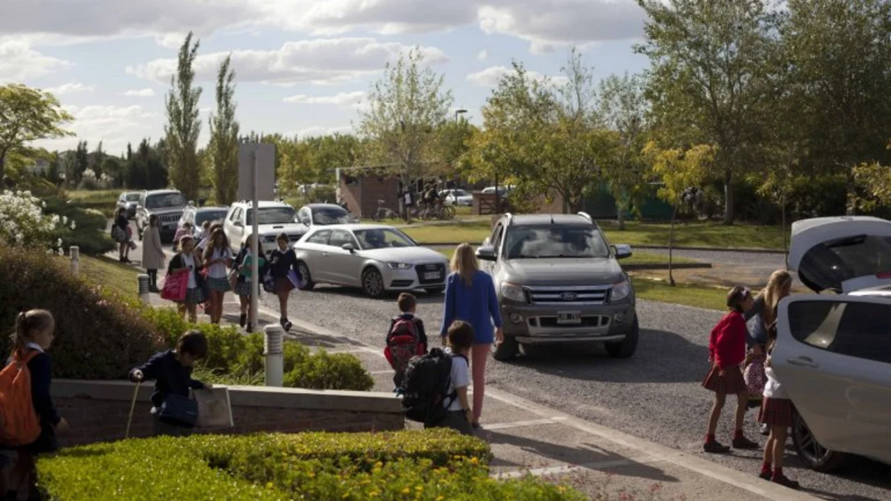 Escandalo: vecinos de Nordelta dejan sin transporte a sus empleadas domésticas porque "huelen mal"