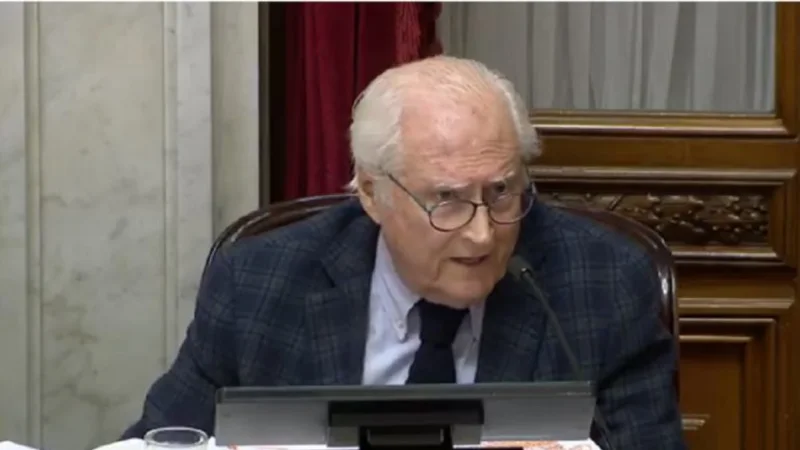 Pino Solanas defendió a Aerolíneas Argentinas y puso en duda las proyecciones macristas