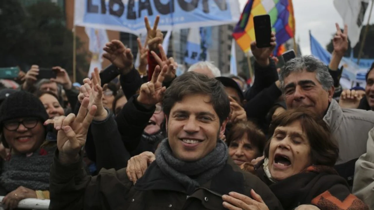 Forbes lleva en su tapa a Axel Kicillof con una dura nota contra Cambiemos