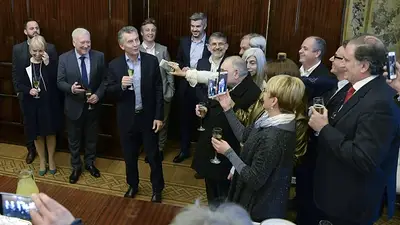 Encuestas: periodistas y políticos lo dejan solo a Mauricio Macri Encuestas: periodistas y políticos lo dejan solo a Mauricio Macri