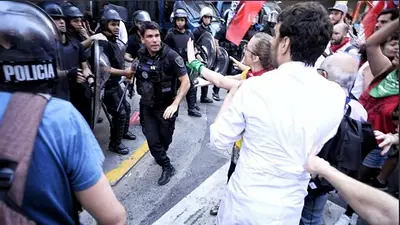 Unicaba: las imágenes más duras de la represión en la Legislatura porteña Unicaba: las imágenes más duras de la represión en la Legislatura porteña