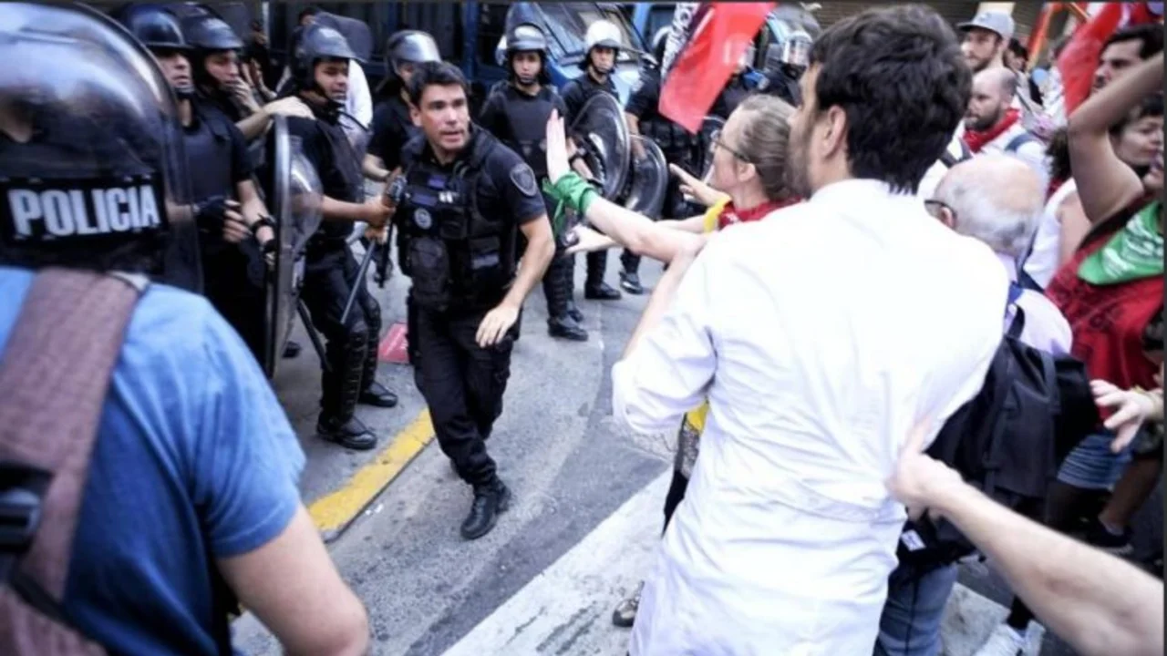 Unicaba: las imágenes más duras de la represión en la Legislatura porteña