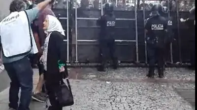 Escándalo en la Legislatura porteña porque no debajan entrar a Nora Cortiñas Escándalo en la Legislatura porteña porque no debajan entrar a Nora Cortiñas