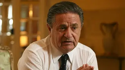 Eduardo Duhalde fue operado por una afección en la columna Eduardo Duhalde fue operado por una afección en la columna