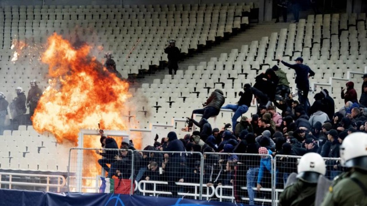 Violencia en el fútbol europeo: El AEK y Ajax se lanzaron bombas molotov en pleno partido