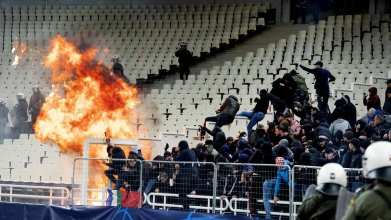 Violencia en el fútbol europeo: El AEK y Ajax se lanzaron bombas molotov en pleno partido