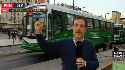Interrumpieron un móvil de TN para criticar a Macri y el periodista tuvo una inesperada reacción Interrumpieron un móvil de TN para criticar a Macri y el periodista tuvo una inesperada reacción