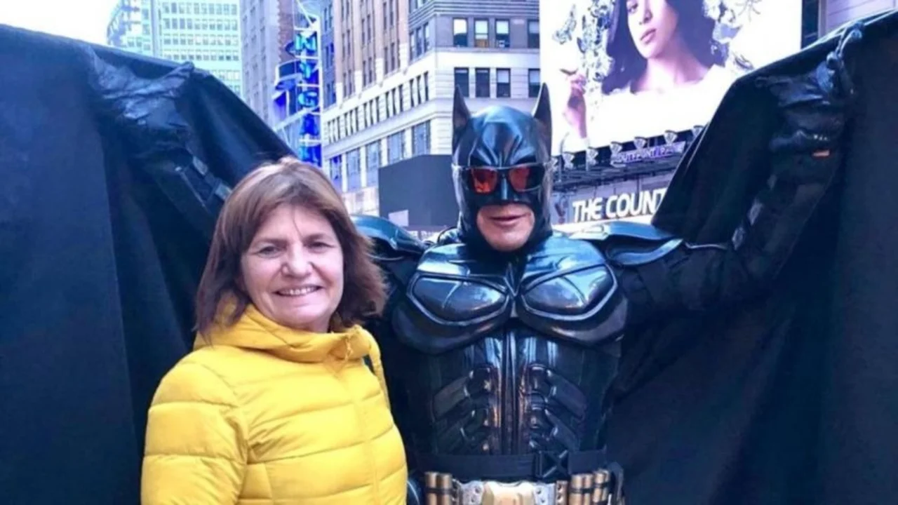 Bullrich se encontró con el Batman de Times Square